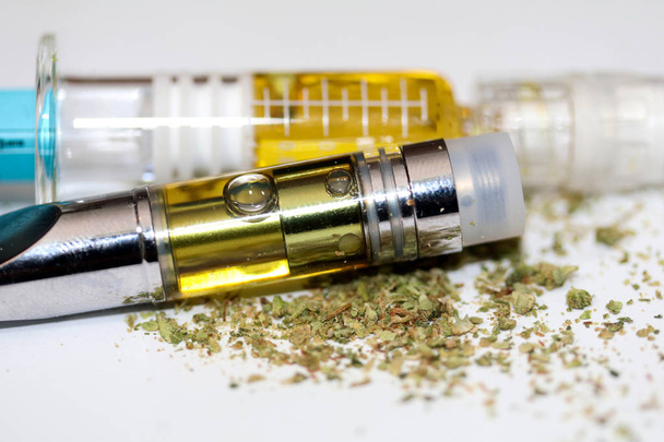 Vape Pen, vaping marijuana oil, cannabis vaporizer and dried cannabis - Foto, imagen