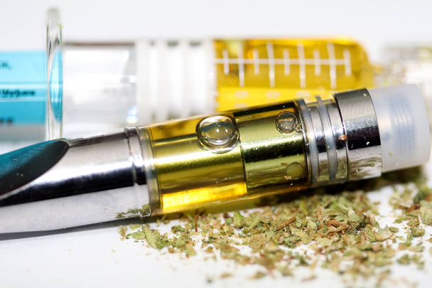 Vape Pen, vaping marijuana oil, cannabis vaporizer and dried cannabis - Foto, Imagen