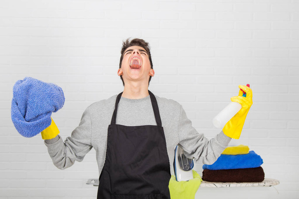 gritando homem furioso com tarefas domésticas
 - Foto, Imagem