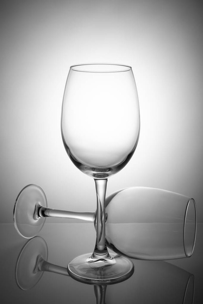 白い背景に隔離された2つの空のワイングラス - 写真・画像