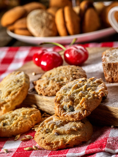 Biscoitos de aveia lanche e cereja café da manhã close-up
 - Foto, Imagem