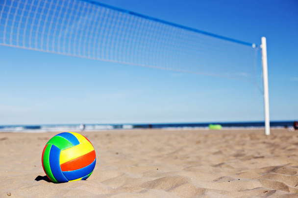 Strandröplabda. Játék labdát homok várja a játékot. A strandon - Fotó, kép