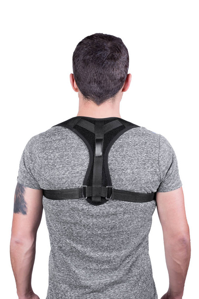 Man draagt rugsteun riem voor ondersteuning en verbetering van de rug houding. Achterwaartse corrector. - Foto, afbeelding