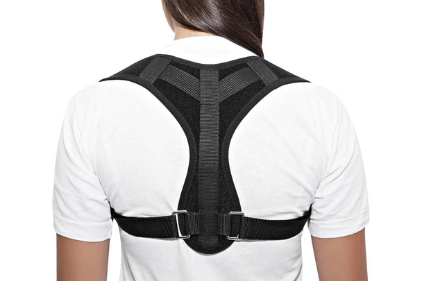 Mulher usando cinto de suporte de volta para suporte e melhorar a postura das costas. Corretor de postura traseira
 - Foto, Imagem