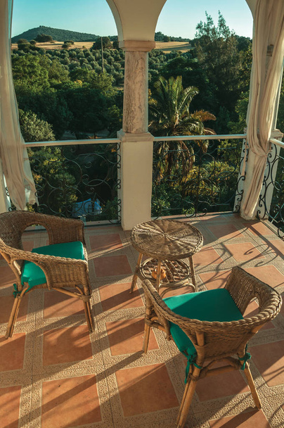 Элегантная терраса в загородном доме на закате возле Элваса
 - Фото, изображение