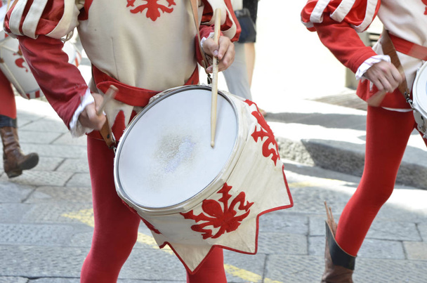 Барабанщики средневековой исторической процессии
 - Фото, изображение