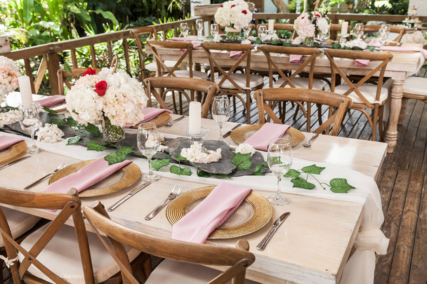 ontvangsthal versierd met tafels voor bruiloft of ander sociaal evenement - Foto, afbeelding