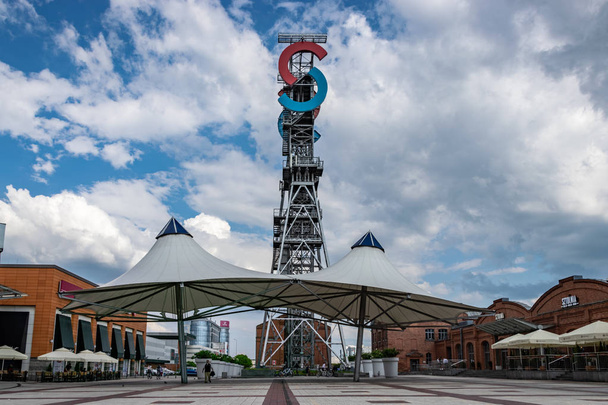 KATOWICE, SLASK / POLONIA - 7 de mayo de 2019: Antigua mina, y ahora un moderno complejo comercial "Silesia City Center
". - Foto, Imagen