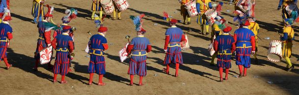 Parade van de figuranten van de middeleeuwse historische processie - Foto, afbeelding