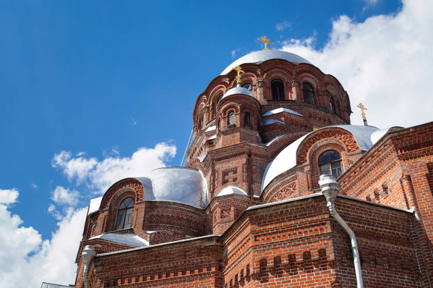 喜びのすべての悲しみの私たちの女性の大聖堂のドーム、スヴィヤジスク. - 写真・画像