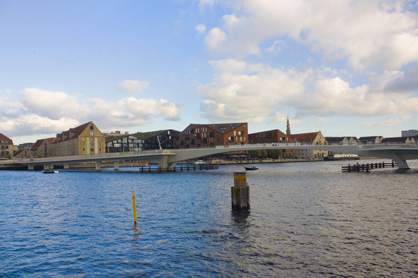 Kopenhag, Danimarka - 25 Mayıs 2019: Kopenhag'da Nyhavn iskelesi yakınlarındaki modern asma köprü - Fotoğraf, Görsel