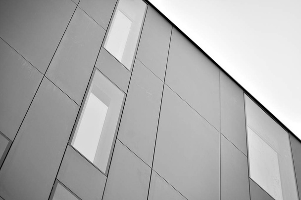 Fasádní fragment moderní kancelářské budovy. Vnější skleněná stěna s abstraktní texturou. Černá a bílá. - Fotografie, Obrázek