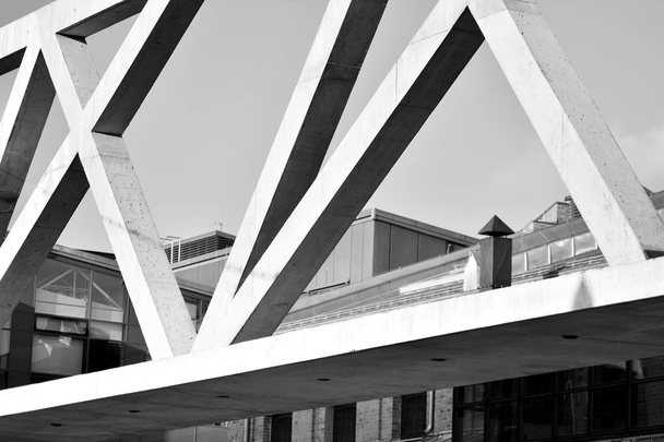 現代建築の詳細。オフィスビルの洗練された断片。コンクリート細胞構造。現代的なオフィスビル。アーキテクチャに関する抽象的な線。白黒. - 写真・画像