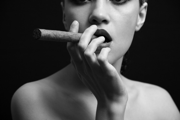 Elegant smoking woman - Foto, afbeelding