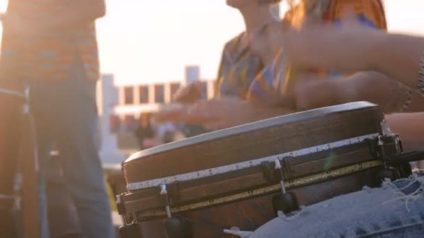 Skupina lidí hrající etnické bubny - Záběry, video