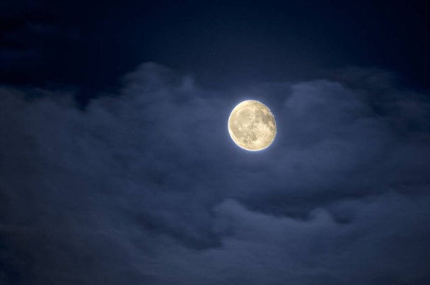 Mooie bewolkte en sombere hemel met stralende maan - Foto, afbeelding