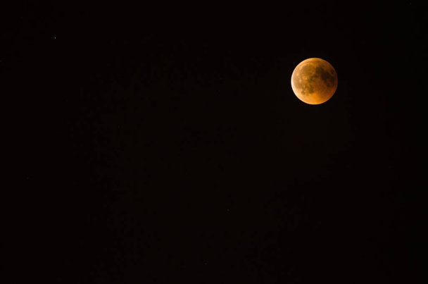 Lua vermelha durante uma fase de eclipse
 - Foto, Imagem