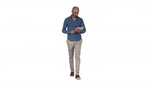 Arabian άνθρωπος με τα πόδια και τη χρήση tablet surfing internet σε λευκό φόντο. - Πλάνα, βίντεο