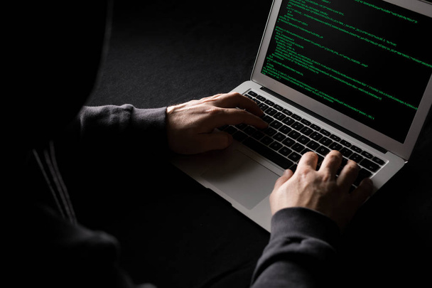 Hacker arbeiten im Dunkeln an Computercode - Foto, Bild