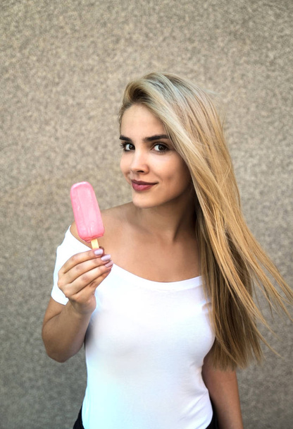 Young beautiful woman holding ice cream  - Foto, Bild