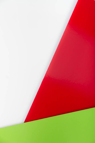 Koncepcja kolorowych kart na białym tle dwa kolory czerwony i zielony izolat na białym tle - Zdjęcie, obraz