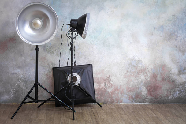 Matériel d'éclairage professionnel dans le studio photo sur l'origi
 - Photo, image