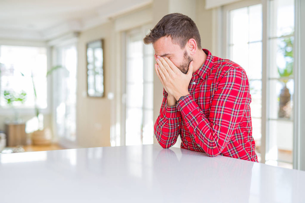 Pohledný muž na pestrobarevné košili se smutným výrazem zakrývající tvář rukama při pláči. Koncepce deprese. - Fotografie, Obrázek