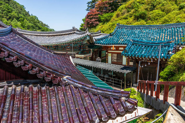 Panoraamanäkymät kattoon ja rakennuksiin korealaisen buddhalaisen temppelin kompleksissa Guinsassa. Guinsa, Danyangin alue, Etelä-Korea, Aasia
. - Valokuva, kuva