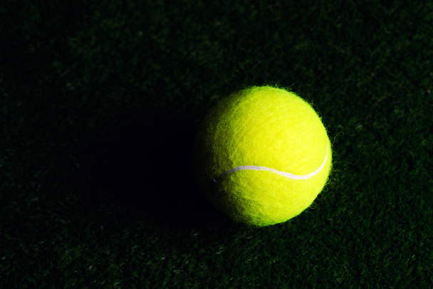 Tennis Ball isolated on black with dramatic lighting - Foto, Bild