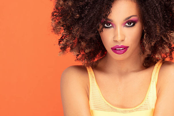 Beauty portrait of afro girl in glamour makeup. - Photo, image