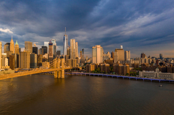 New York şehir merkezinin ünlü silueti, Brooklin Köprüsü sabahın erken saatlerinde güneş ışığı , New York, Amerika Birleşik Devletleri - Fotoğraf, Görsel