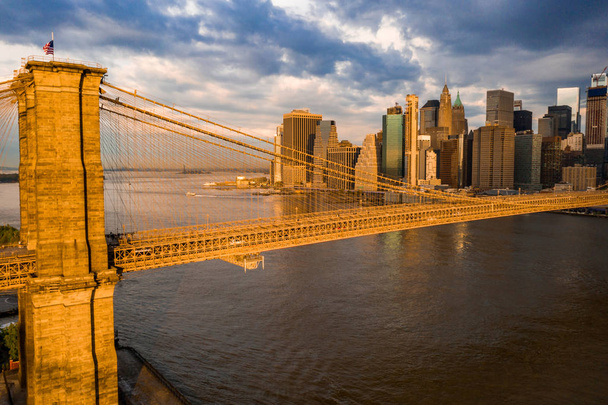 Διάσημος ορίζοντας στο κέντρο της Νέας Υόρκης, το Μπρουκλίν γέφυρα στο ηλιακό φως νωρίς το πρωί, Νέα Υόρκη, Ηνωμένες Πολιτείες - Φωτογραφία, εικόνα