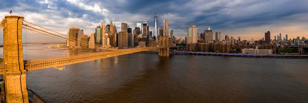Célèbre Skyline du centre-ville de New York, Brooklin Bridge à la lumière du soleil tôt le matin, New York City, USA
 - Photo, image
