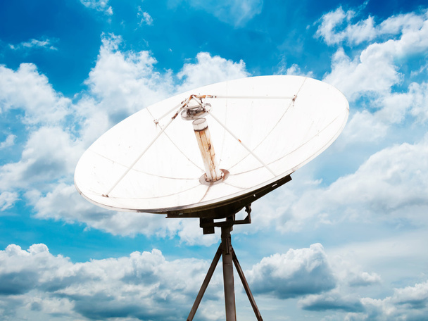 satelitní anténa antény pod oblohou - Fotografie, Obrázek