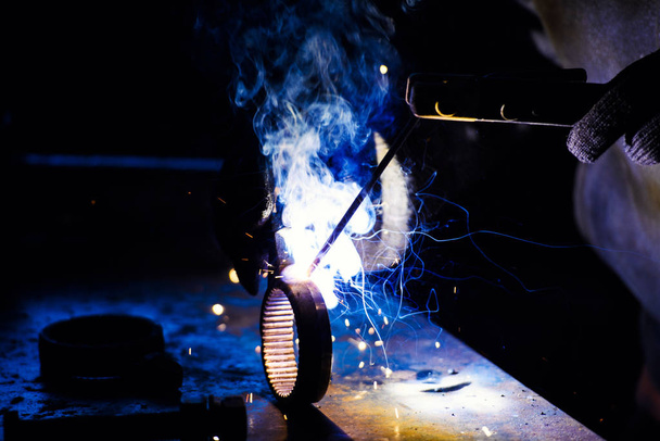 welding steel with sparks - Фото, зображення
