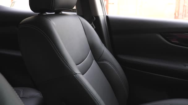 luxusautó belseje fekete bőr ülések. Fekete bőr üléshuzatok az autóban. - Felvétel, videó