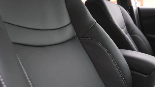 黒い革の座席が付いている贅沢な車のインテリア。車内のブラックレザーシートカバー. - 映像、動画