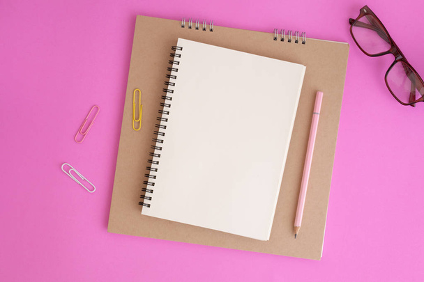 Caderno em branco e lápis sobre fundo rosa, Flat lay foto do notebook para sua mensagem
 - Foto, Imagem