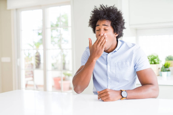El hombre de negocios afroamericano aburrido bostezando cansado cubriendo la boca con la mano. Inquietud y somnolencia
. - Foto, imagen