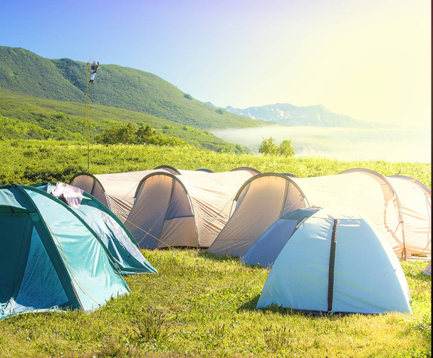 Σκηνή camping στην χώρος κατασκήνωσης στο εθνικό πάρκο. - Φωτογραφία, εικόνα