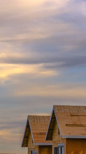 Pystysuora Lähikuva talon rakenteilla vastaan pilvinen s
 - Valokuva, kuva