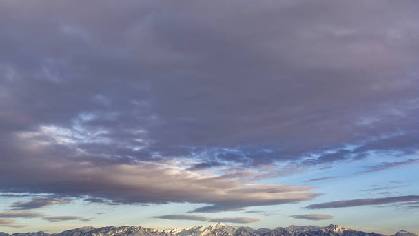 Panoraama Panoraamanäkymät majesteettinen vuorijono kattaa wit
 - Valokuva, kuva