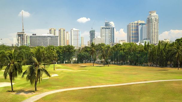 Golfplatz mit Teich in der Nähe von Intramuros, Manila, Philippinen - Foto, Bild