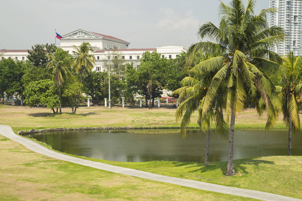 Campo de golf con estanque cerca de Intramuros, Manila, Filipinas
 - Foto, imagen