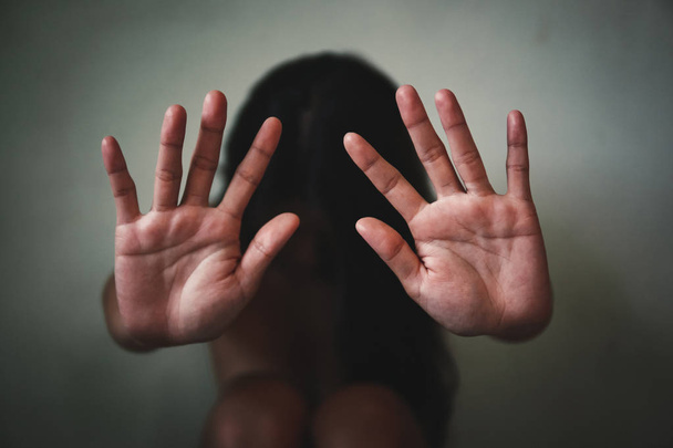 女性の緊縛は女性に対する暴力、インターネットに対して手を持ち上げる - 写真・画像
