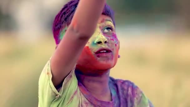 Niño indio juega con el color en el festival de holi - Imágenes, Vídeo