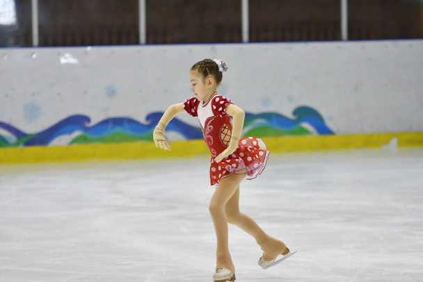 Orenburg, Russia - March 31, 2018 year: Girls compete in figure skating - Photo, Image