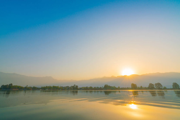 Východ slunce na Dal lake, Kašmír, Indie . - Fotografie, Obrázek