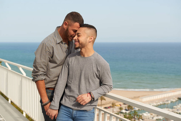 Οι άνθρωποι, η ομοφυλοφιλία, το ίδιο σεξ γάμου και την αγάπη έννοια-πορτρέτο του ένα χαρούμενο γκέι ζευγάρι σε εξωτερικούς χώρους - Φωτογραφία, εικόνα