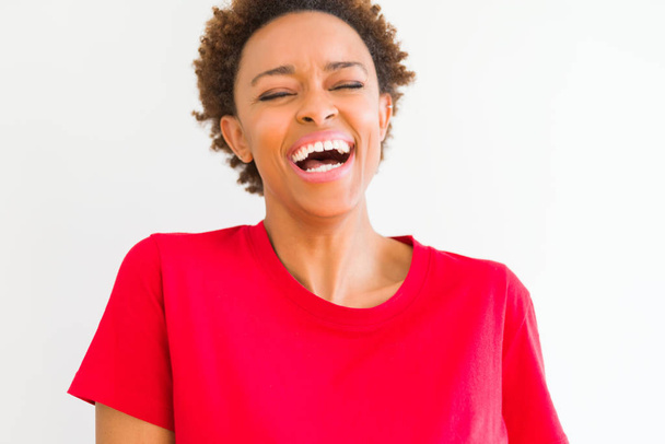 Piękne młode african american kobieta uśmiechając się do kamery, pokazujące zęby na na białym tle pewność - Zdjęcie, obraz
